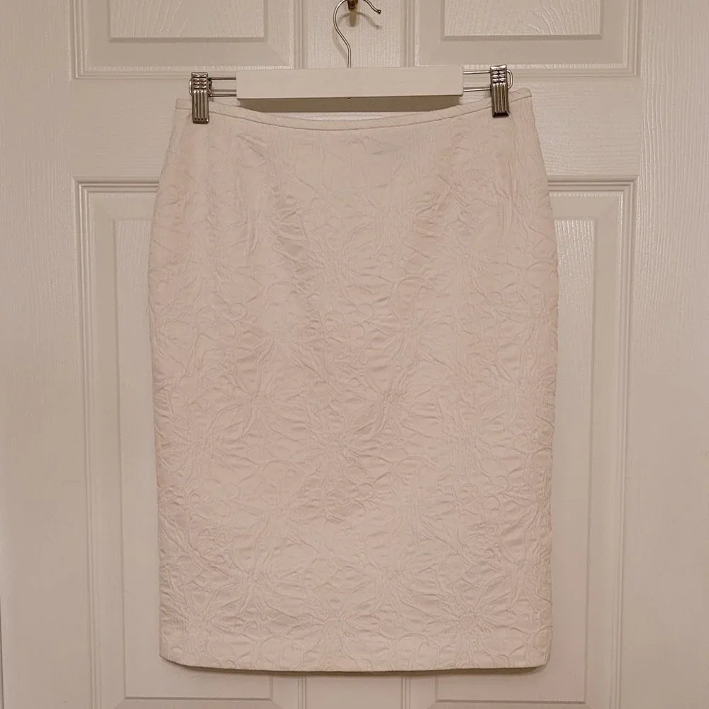 Kasper Ivory White Embossed Pencil Skirt Size 4P - Picture 2 of 7